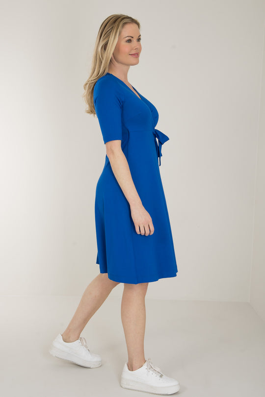 Loose fit short wrap jersey dress - Cobolt blue - Knälång, omlottklänning i trikå