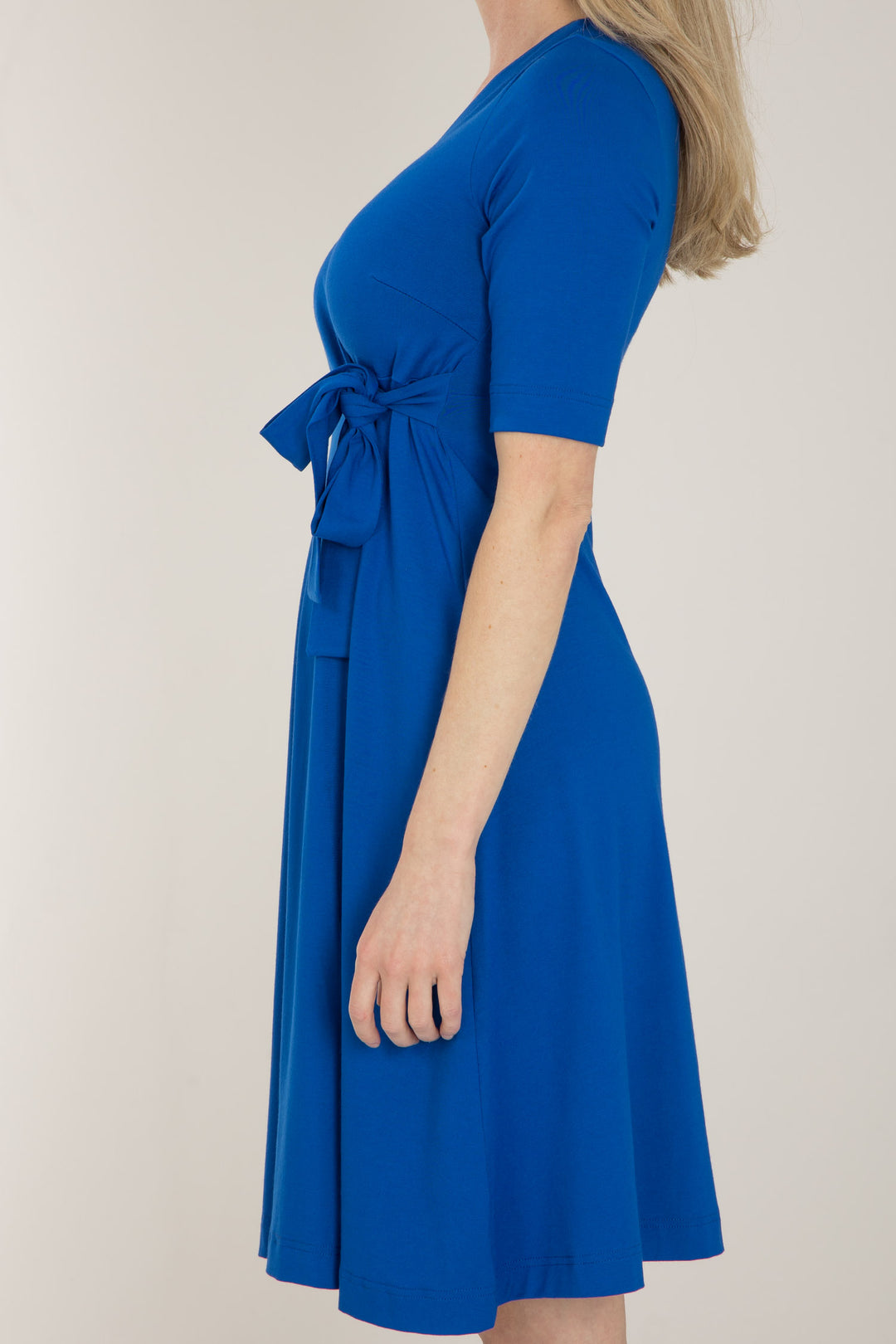 Loose fit short wrap jersey dress - Cobolt blue - Knälång, omlottklänning i trikå