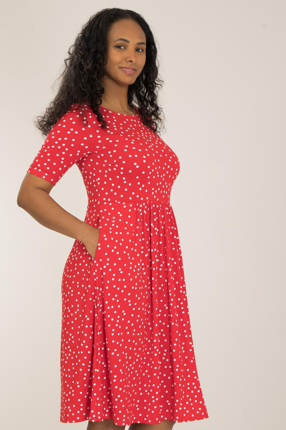 Ideal printed short jersey dress - Red dot - Knälång, prickig klänning i trikå