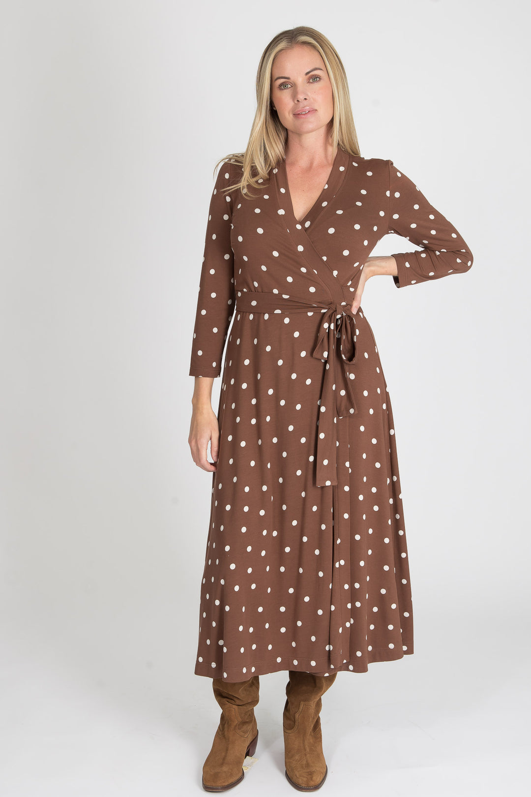 Bestie printed midi wrap jersey dress - Brown dot - Vadlång omlottklänning i trikå