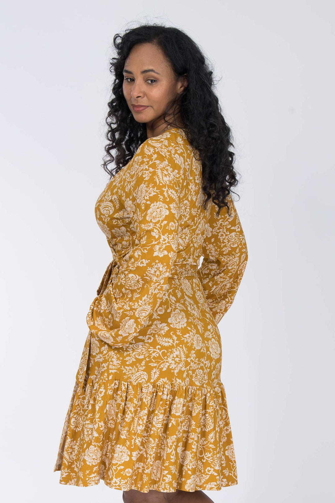 Frill printed short wrap jersey dress - Ochre - Knälång omlottklänning i trikå