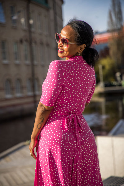 Bestie printed midi wrap jersey dress - Pink dot - Prickig, vadlång omlottklänning i trikå