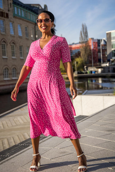 Bestie printed midi wrap jersey dress - Pink dot - Prickig, vadlång omlottklänning i trikå