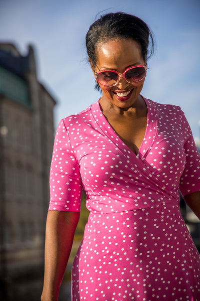 Bestie printed midi wrap jersey dress - Pink dot - Prickig, vadlång omlottklänning i trikå
