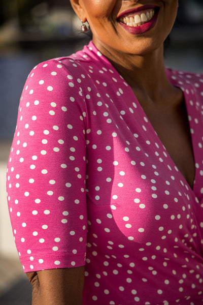 Bestie printed midi wrap jersey dress - Pink dot - Prickig, vadlång omlottklänning i trikå
