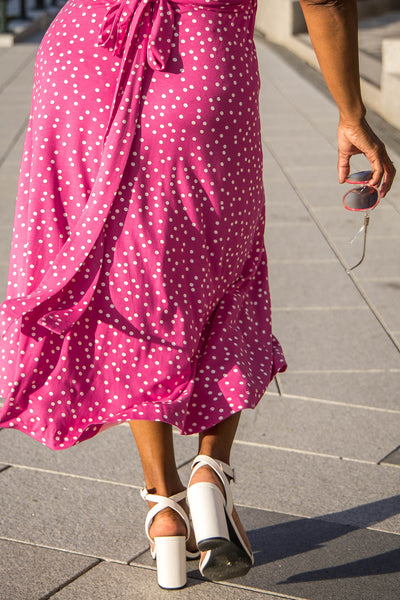 Bestie printed midi wrap jersey dress - Pink dot - Prickig, vadlång omlottklänning i trikå