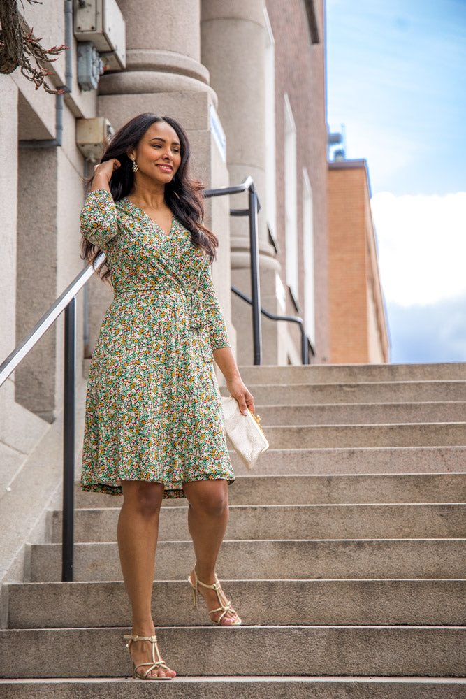 Bestie printed short wrap jersey dress - Green - Knälång, blommönstrad omlottklänning i trikå