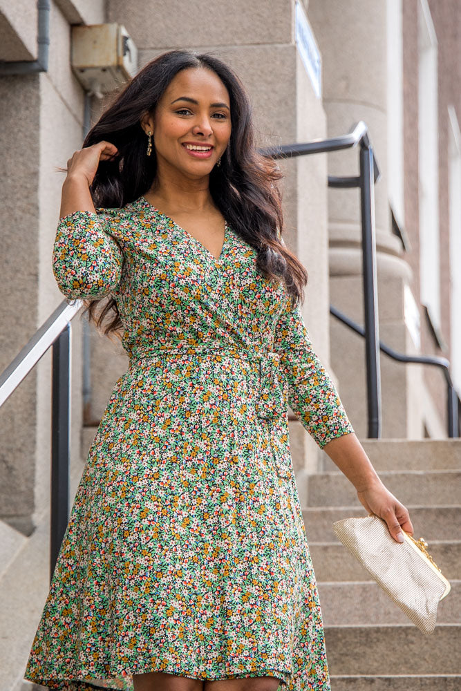 Bestie printed short wrap jersey dress - Green - Knälång, blommönstrad omlottklänning i trikå