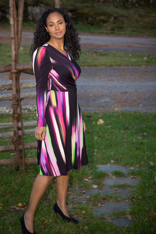 Closed wrap printed short jersey dress - Black - Mönstrad, knälång klänning i stretchig trikå