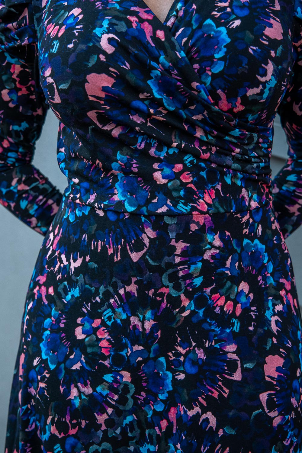 Closed wrap midi jersey dress - Blue-Pink