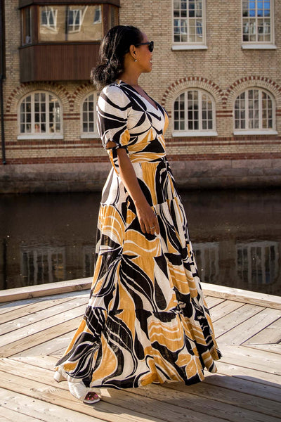 Flowy long jersey dress - Ornamental ochre flower - Mönstrad maxilång trikåklänning