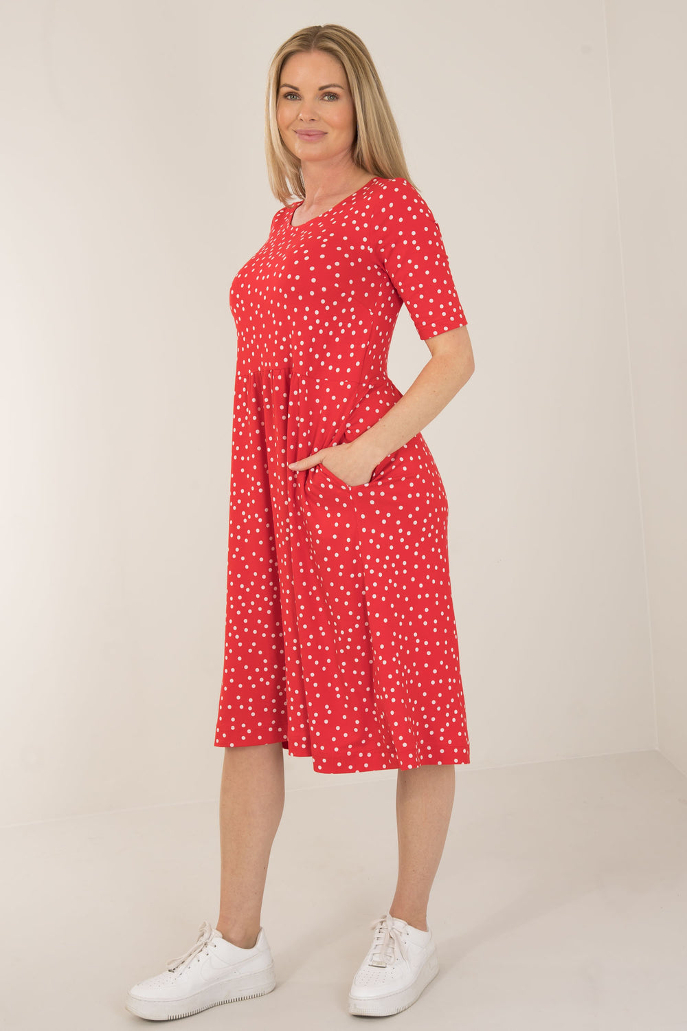 Ideal printed short jersey dress - Red dot - Knälång, prickig klänning i trikå