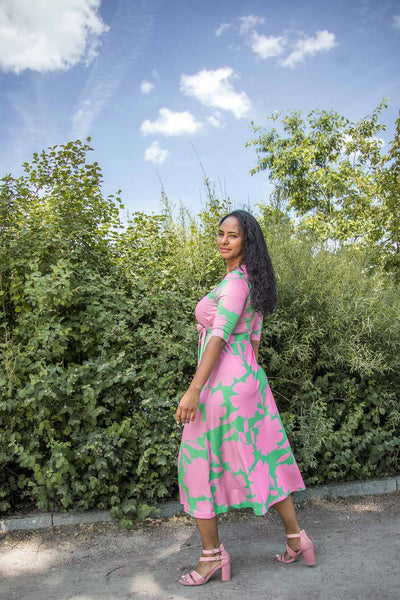 Loose fit printed midi wrap jersey dress - Green - Vadlång, mönstrad omlottklänning i trikå