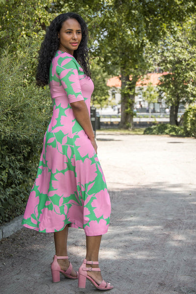 Loose fit printed midi wrap jersey dress - Green - Vadlång, mönstrad omlottklänning i trikå