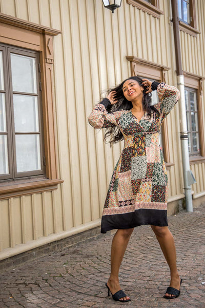 My smocked jersey short dress - Patchwork - Mönstrad knälång trikåklänning med smock