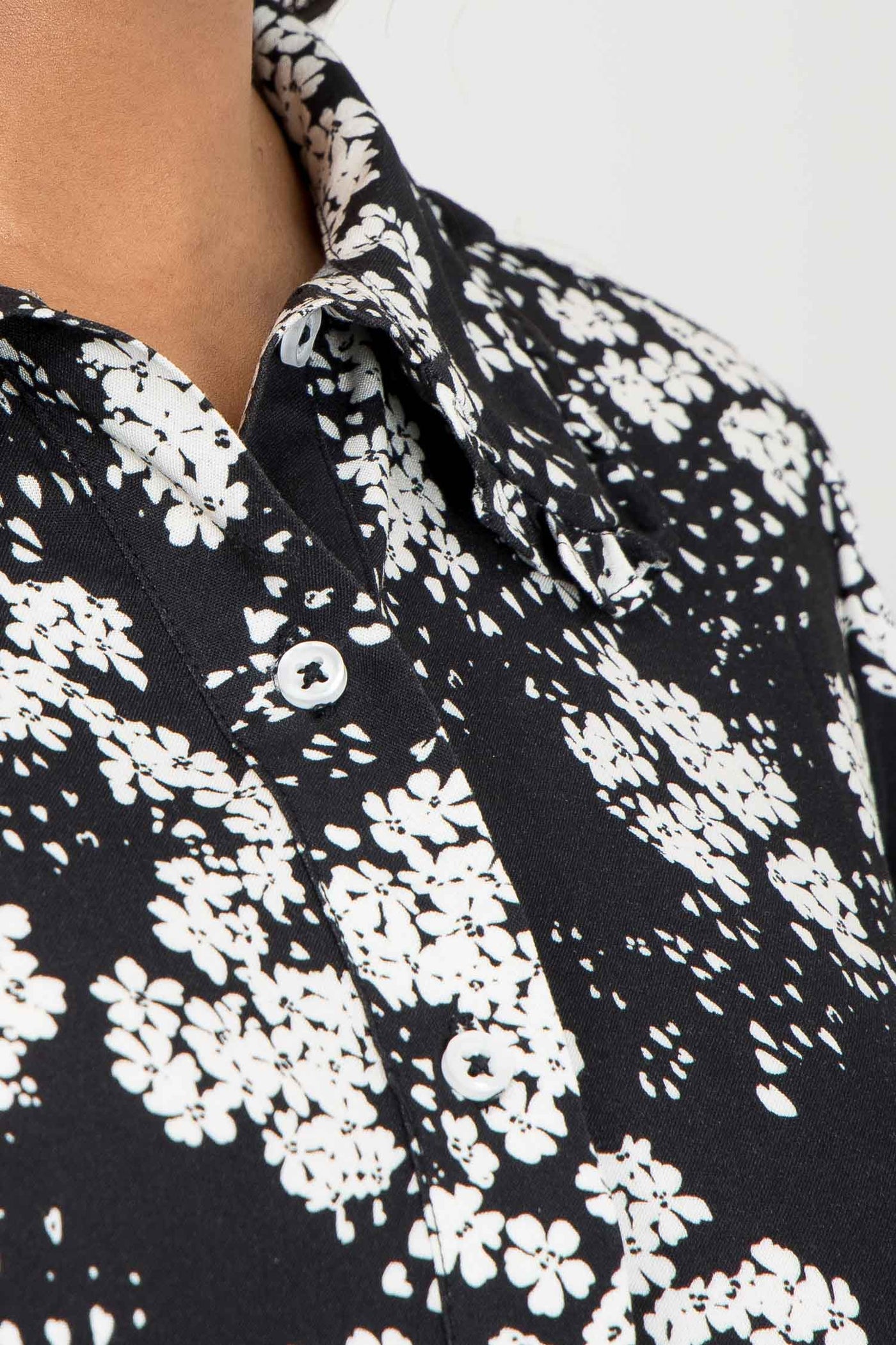 Pure EcoVero woven viscose midi dress - Black - Svart-vit mönstrad, vadlång skjortklänning