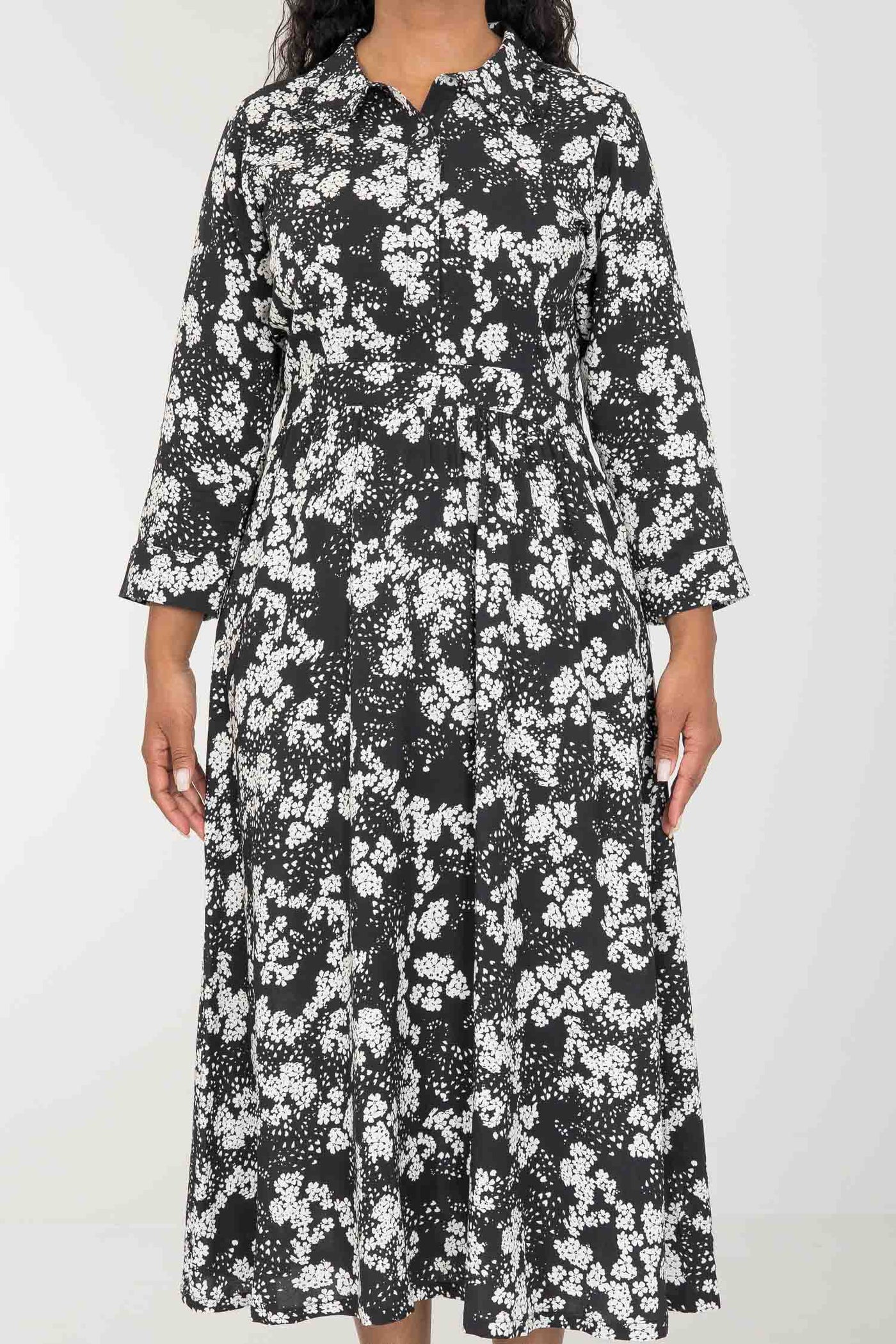 Pure EcoVero woven viscose midi dress - Black - Svart-vit mönstrad, vadlång skjortklänning