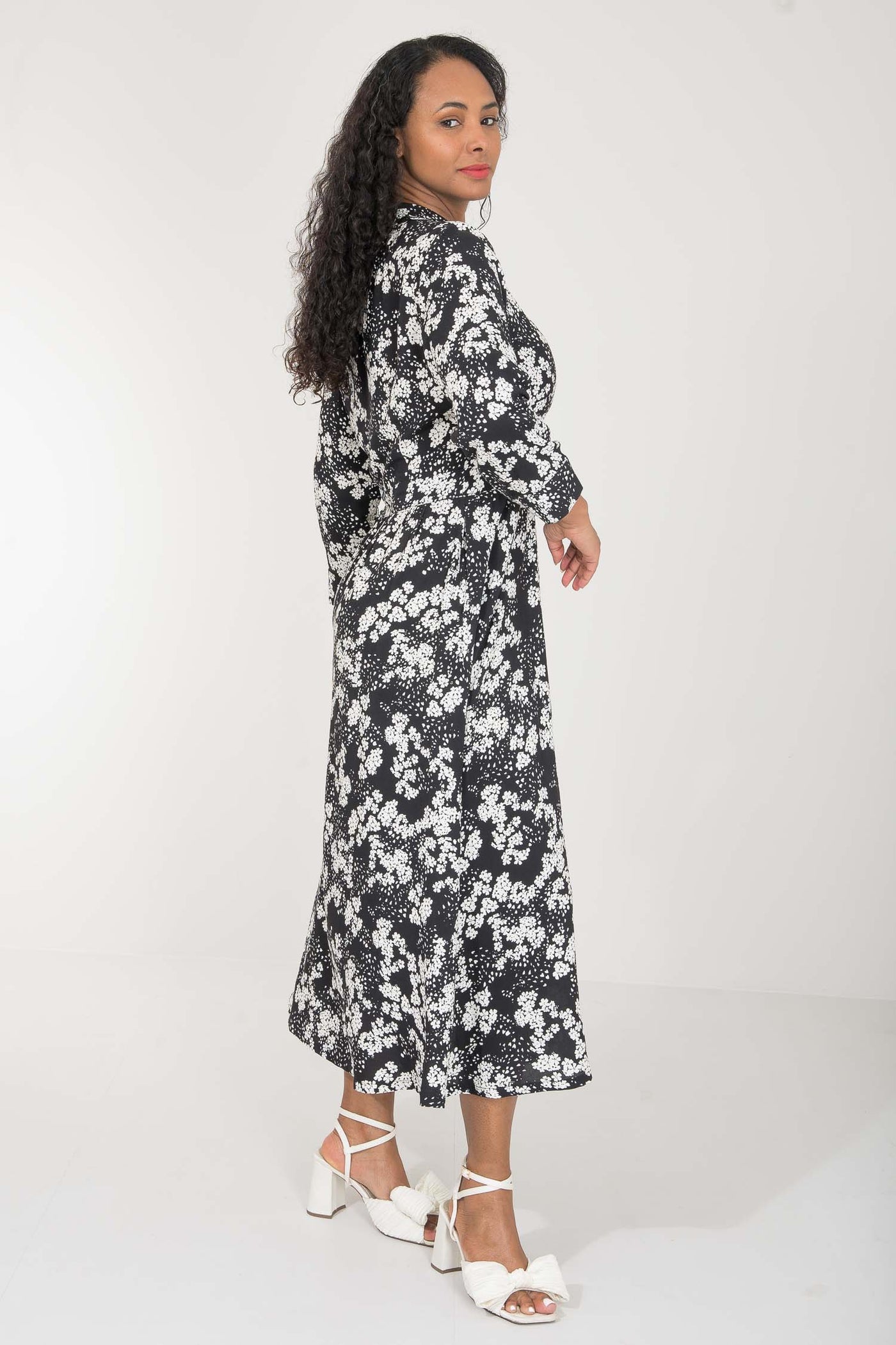 Pure EcoVero woven viscose midi dress - Black - Svart-vit mönstrad, vadlång skjortklänning