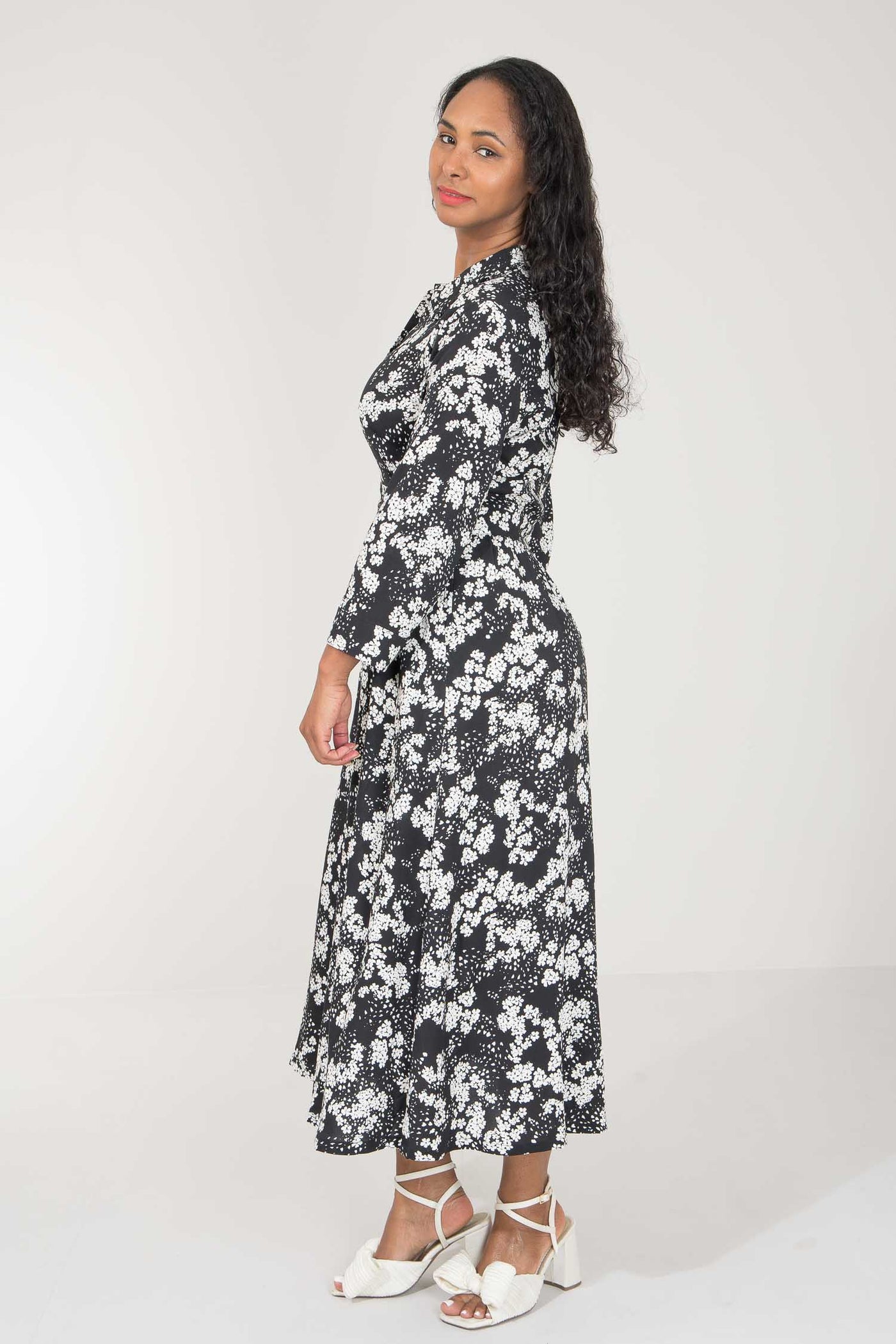 Pure EcoVero woven viscose midi dress - Black - Svart-vit mönstrad, vadlång skjortklänning