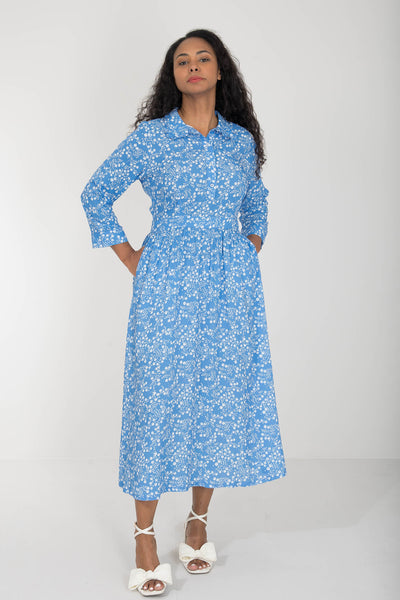 Pure EcoVero woven viscose midi dress - Blue flowers - Blåmönstrad, vadlång skjortklänning