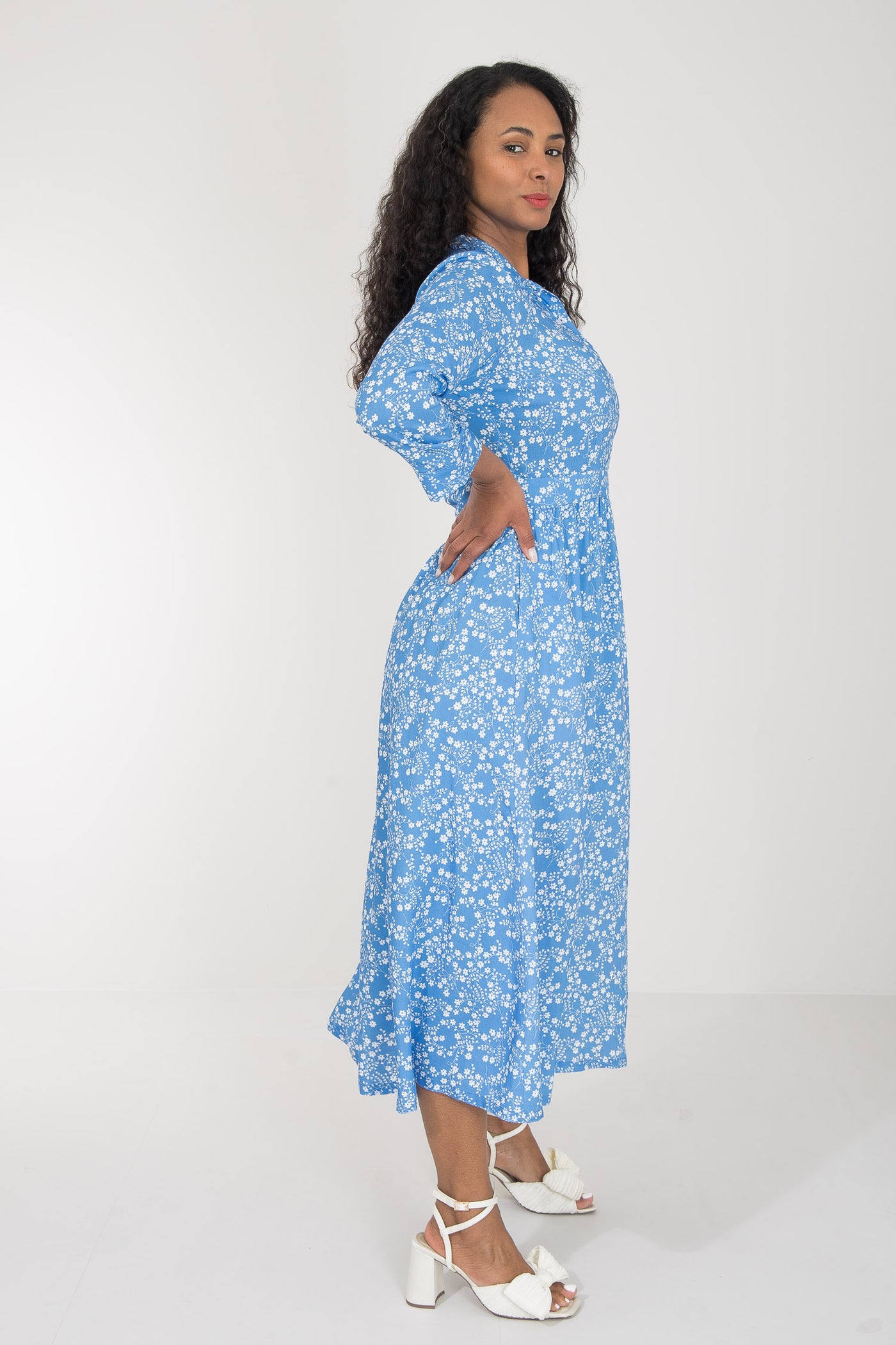 Pure EcoVero woven viscose midi dress - Blue flowers - Blåmönstrad, vadlång skjortklänning