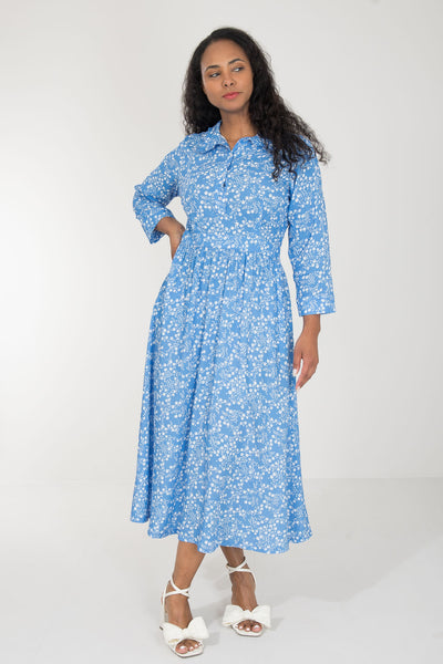 Pure EcoVero woven viscose midi dress - Blue flowers - Blåmönstrad, vadlång skjortklänning