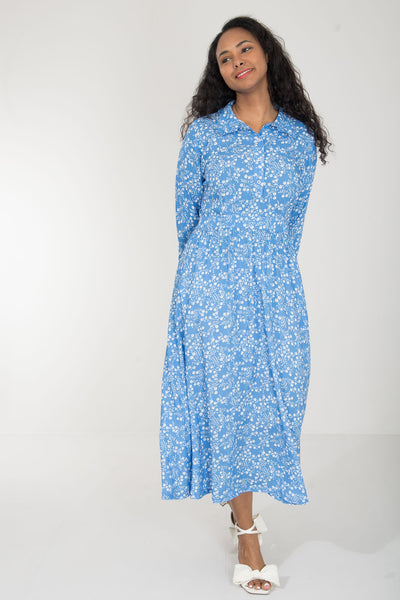 Pure EcoVero woven viscose midi dress - Blue flowers - Blåmönstrad, vadlång skjortklänning