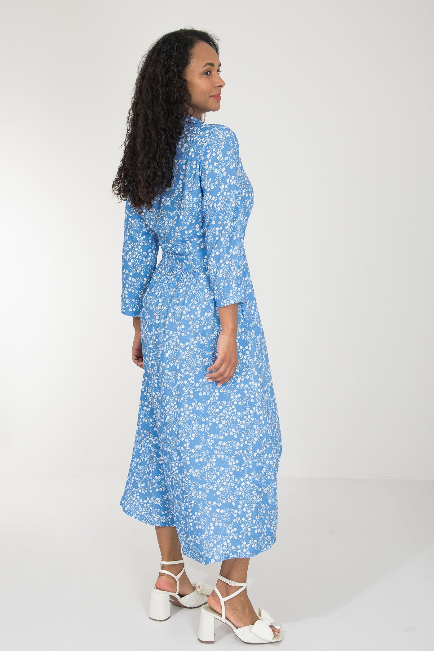Pure EcoVero woven viscose midi dress - Blue flowers - Blåmönstrad, vadlång skjortklänning