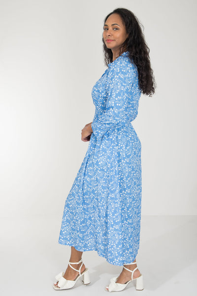 Pure EcoVero woven viscose midi dress - Blue flowers - Blåmönstrad, vadlång skjortklänning