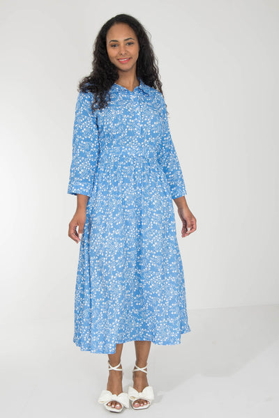 Pure EcoVero woven viscose midi dress - Blue flowers - Blåmönstrad, vadlång skjortklänning
