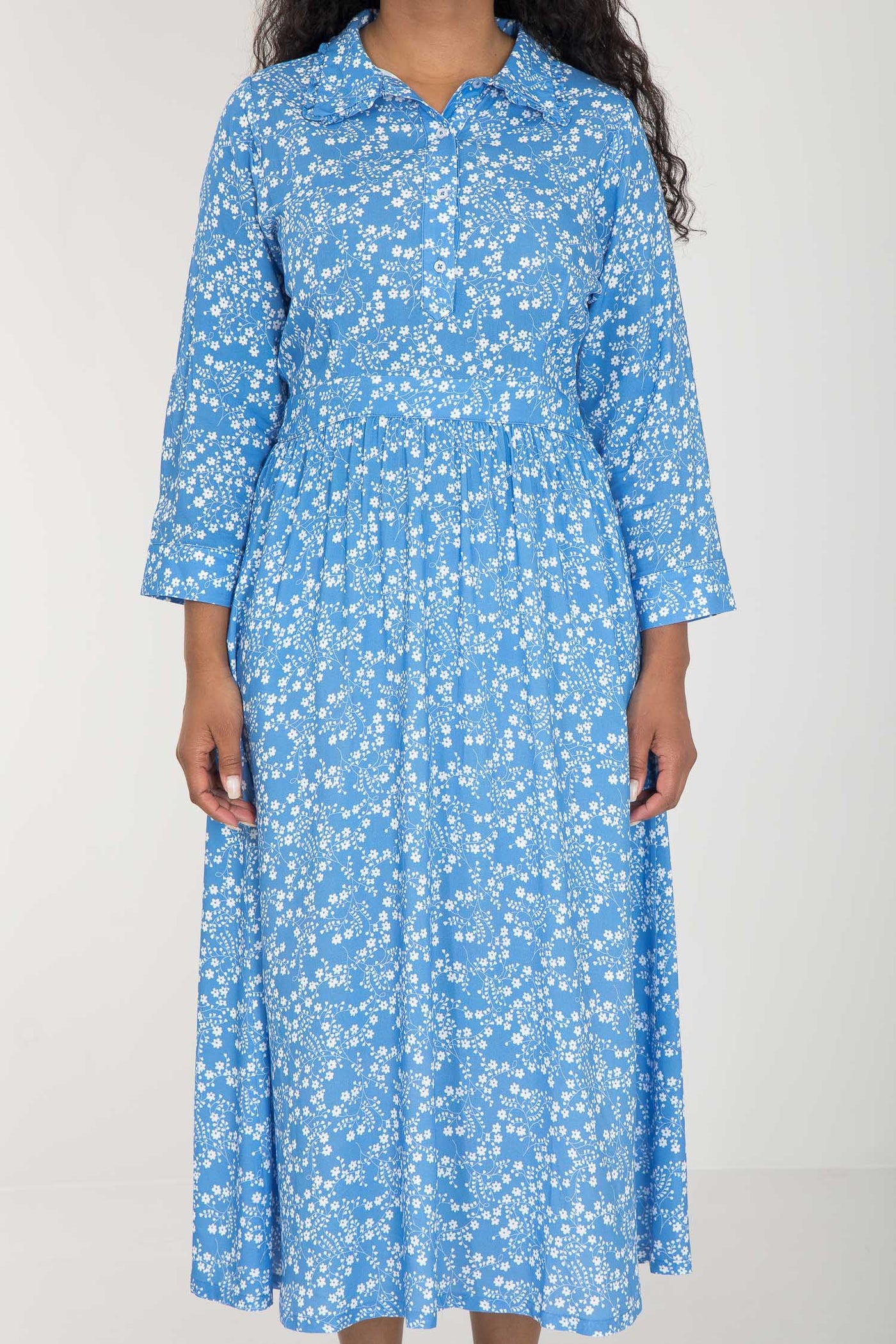 Pure EcoVero woven viscose midi dress - Blue flowers - Blåmönstrad, vadlång skjortklänning
