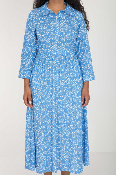 Pure EcoVero woven viscose midi dress - Blue flowers - Blåmönstrad, vadlång skjortklänning