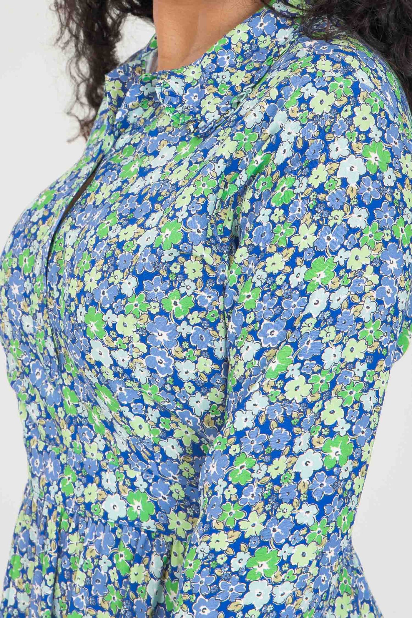 Pure EcoVero woven viscose midi dress - Green-blue flowers - Grön-blå mönstrad, vadlång skjortklänning
