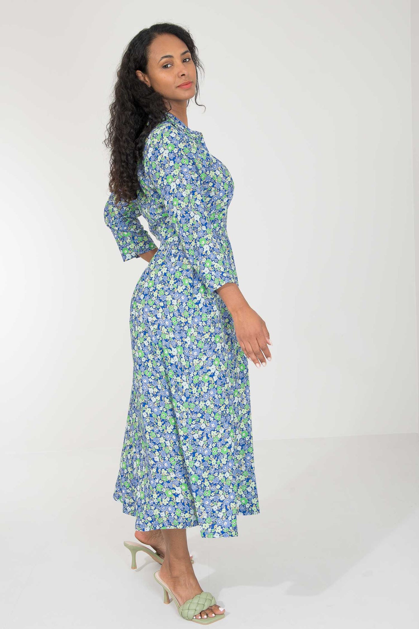 Pure EcoVero woven viscose midi dress - Green-blue flowers - Grön-blå mönstrad, vadlång skjortklänning