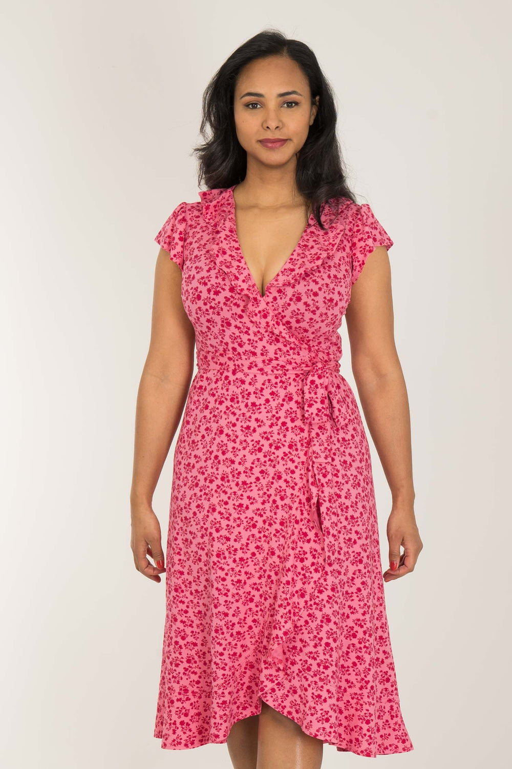 Ruffle printed short wrap jersey dress - Pink flower - Knälång omlottklänning i trikå med volanger
