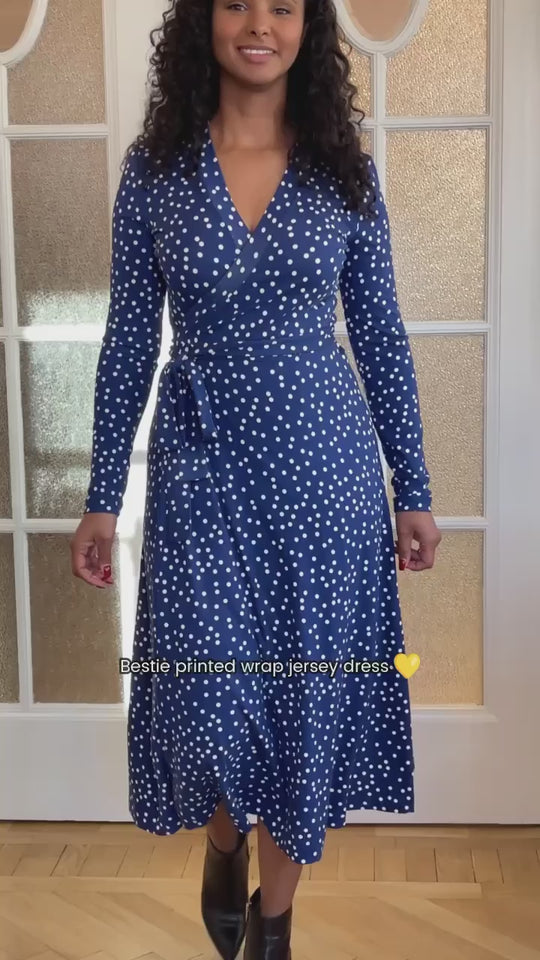 Bestie printed midi wrap jersey dress - Blue dot - Vadlång, prickig omlottklänning i trikå