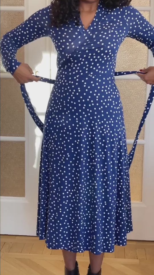 Bestie printed midi wrap jersey dress - Blue dot - Vadlång, prickig omlottklänning i trikå