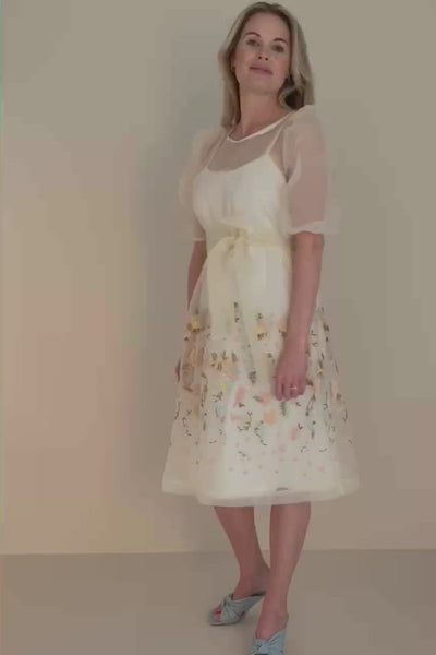 Vit organzaklänning med broderier Pure female