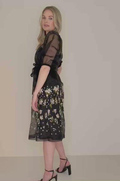 Svart organzaklänning med broderier Pure female