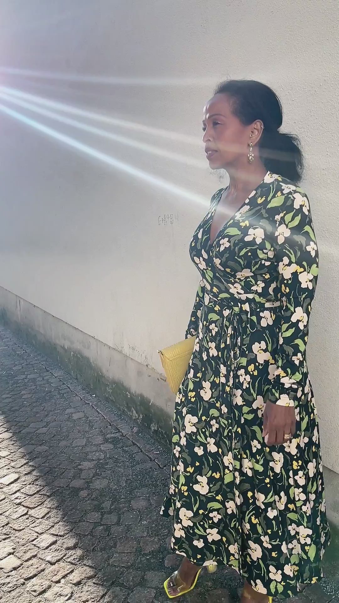 Bestie printed midi wrap jersey dress - Dark blue flower - Vadlång, blommönstrad omlottklänning i trikå
