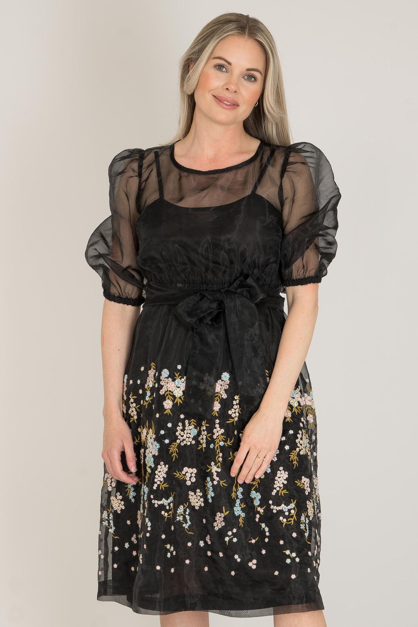 Svart organzaklänning med broderier Pure female