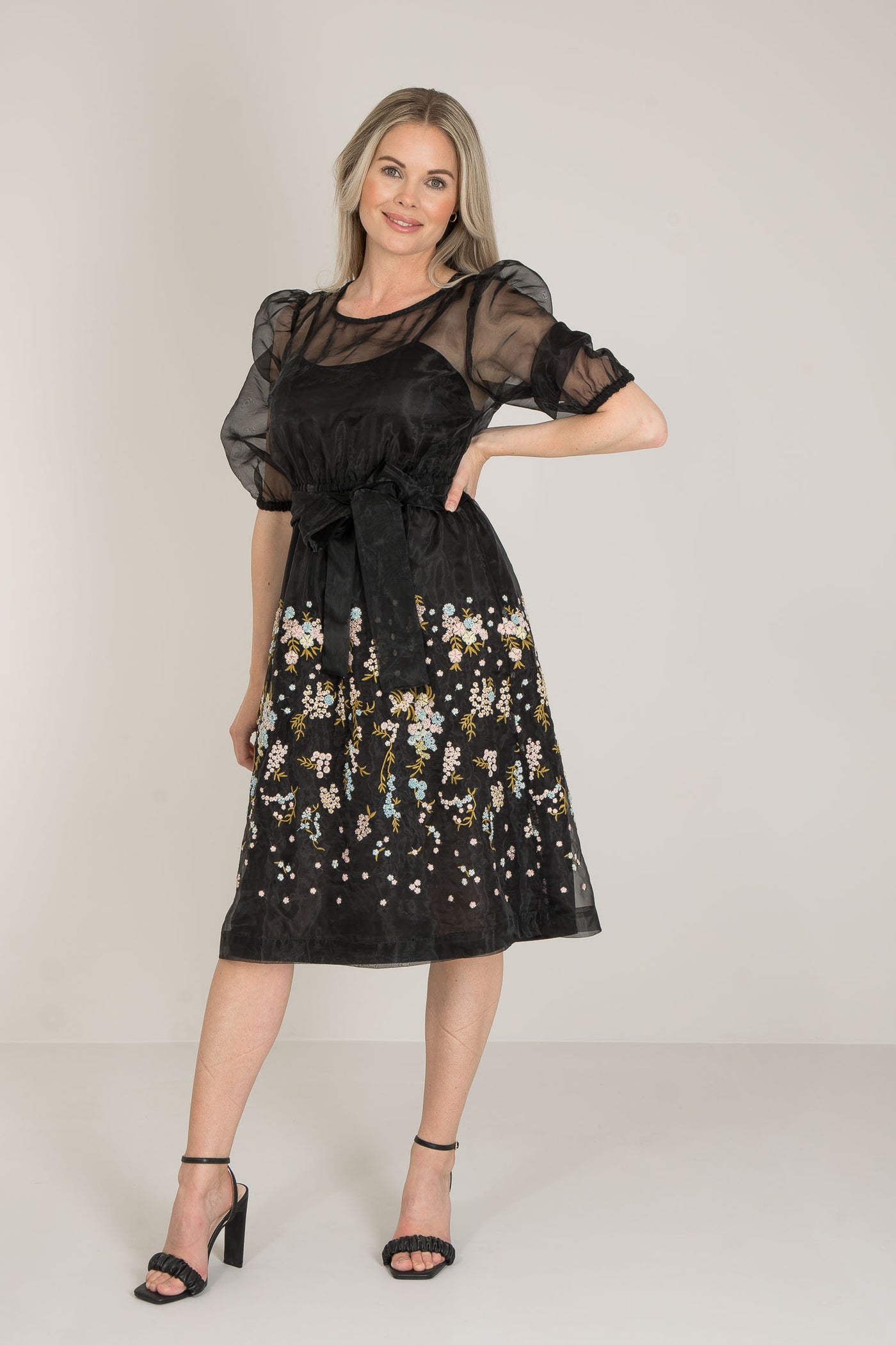 Svart organzaklänning med broderier Pure female