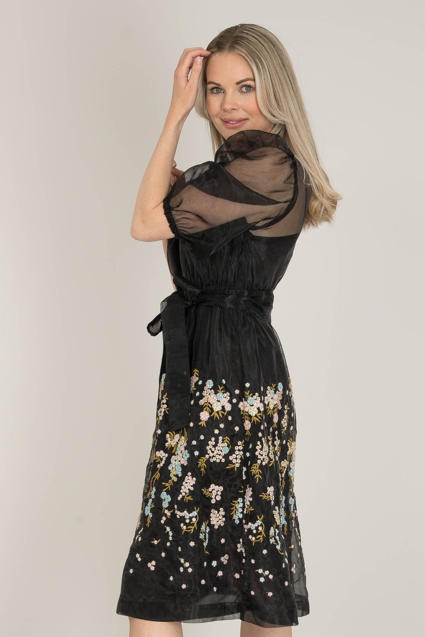 Svart organzaklänning med broderier Pure female
