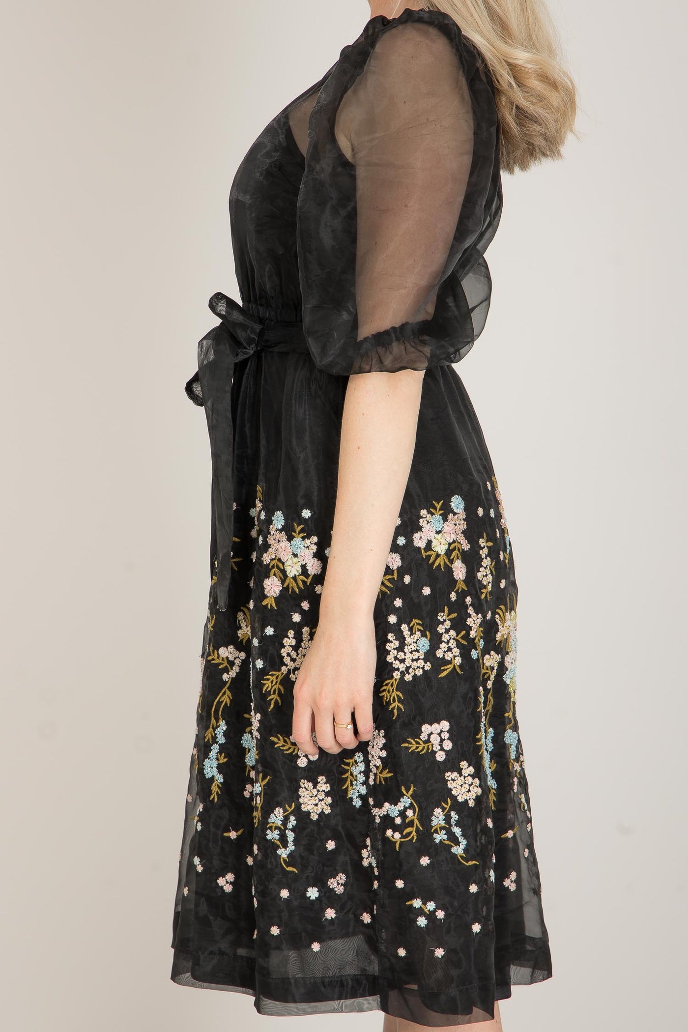 Svart organzaklänning med broderier Pure female