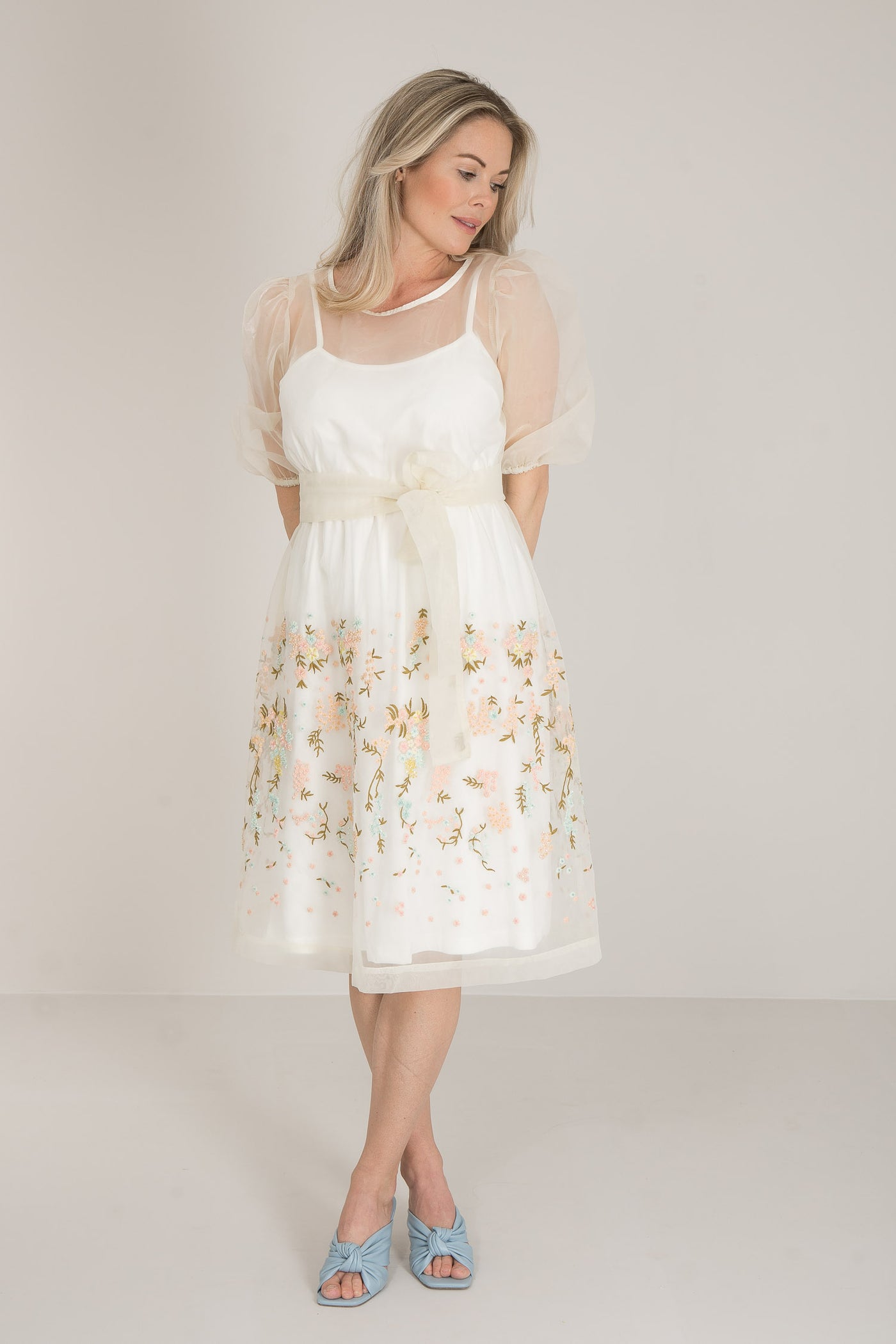 Vit organzaklänning med broderier Pure female