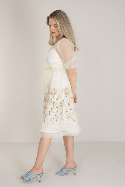 Vit organzaklänning med broderier Pure female