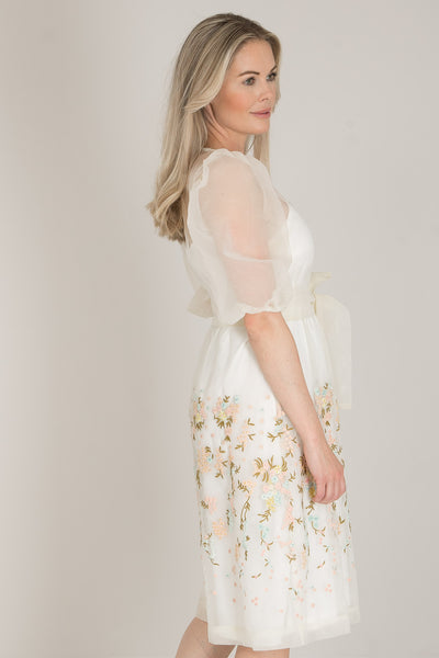 Vit organzaklänning med broderier Pure female
