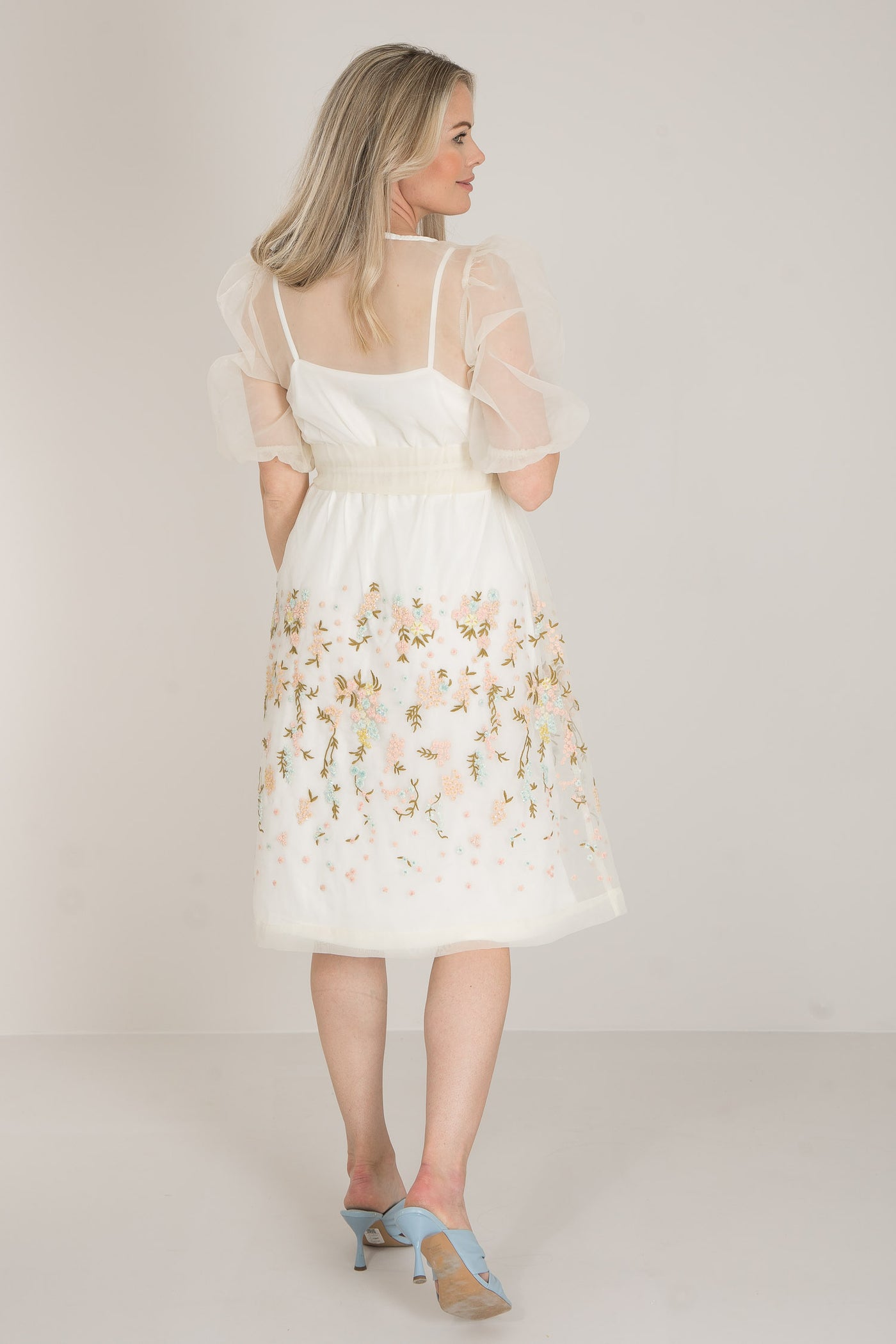 Vit organzaklänning med broderier Pure female