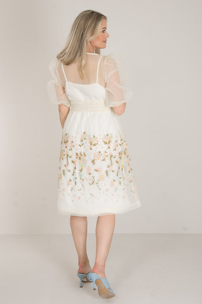 Vit organzaklänning med broderier Pure female