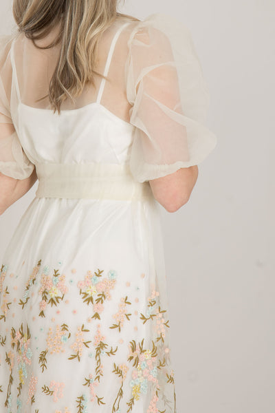 Vit organzaklänning med broderier Pure female